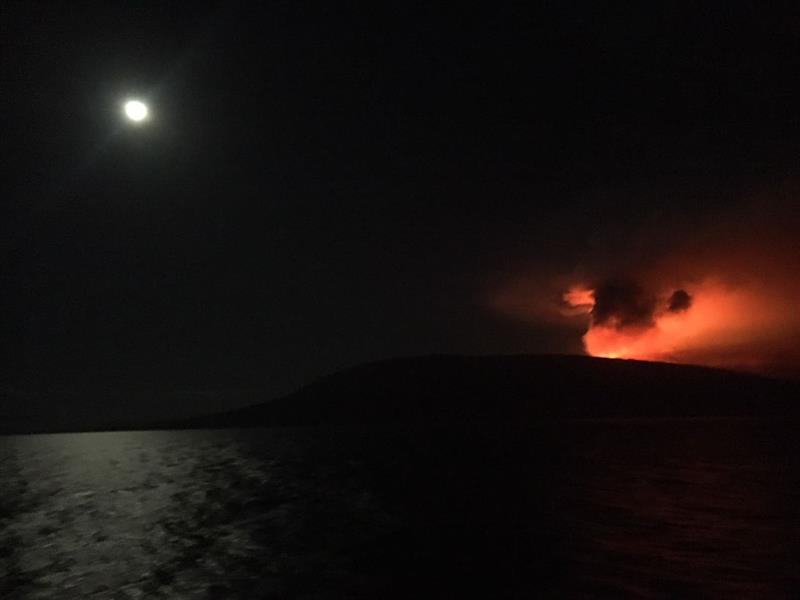 Al menos dos flujos de lava emana el volcán La Cumbre, en las Islas Galápagos