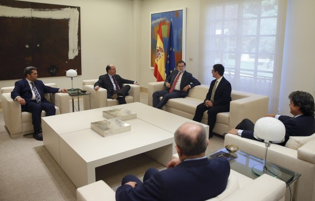 GRA067. MADRID, 05/09/2017.- El presidente del Gobierno, Mariano Rajoy (d), durante la reunión que ha mantenido con el presidente de la Asamblea Nacional de Venezuela, Julio Borges (c), esta mañana en el Palacio de La Moncloa. EFE/Mariscal