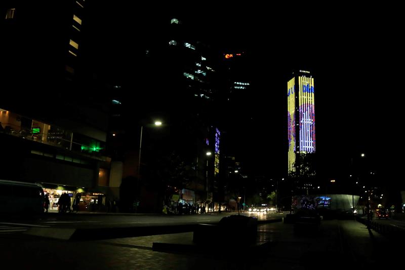 Bogotá anochece orando bajo la mirada de un inmenso Papa de luces led