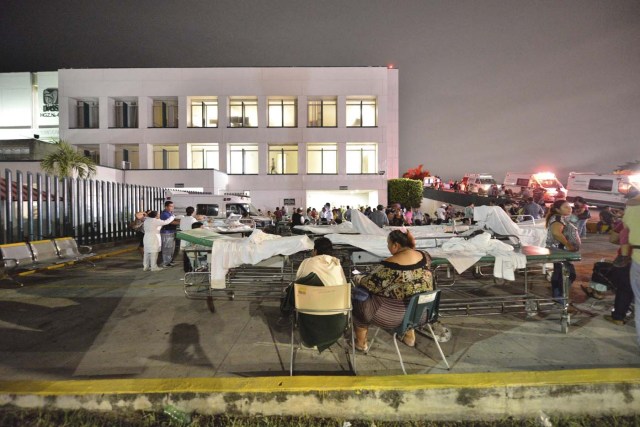 GRA008 VILLAHERMOSA (MÉXICO),08/09/2017.- Pacientes y médicos de un hospital en Villahermosa ( México) permanecen fuera hoy, viernes 8 de septiembre de 2017, tras un fuerte sismo de magnitud ocho en la escala abierta de Richter sacudió hoy violentamente a México, con origen a 137 kilómetros al suroeste de Tonalá, en el suroriental estado de Chiapas, informó el Servicio Sismológico Nacional (SSN).EFE/STR