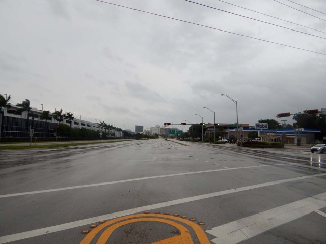 MIA13 - MIAMI (FL, EEUU), 09/09/2017.- Vista de la avenida US1, arteria principal de Miami, Florida, totalmente vacía hoy, sábado 9 de septiembre 2017, unas horas antes de la llegada del huracán Irma. Las primeras lluvias asociadas al huracán Irma llegaron hoy a Miami, donde se espera que las condiciones climáticas empeoren con el paso de las horas y se aproxime este ciclón de categoría 4, que podría tocar tierra en el sur de Florida, la próxima madrugada. EFE/Latif Kassidi