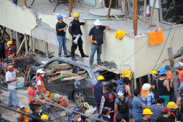 MEX142 CIUDAD DE MÉXICO (MÉXICO), 19/09/2017.- Rescatistas y voluntarios trabajan en las tareas de rescate en el Colegio Enrique Rebsamen hoy, martes 19 de septiembre de 2017, en Ciudad de México (México). Por lo menos 20 niños y dos adultos murieron, y otras 38 personas están desaparecidas, en una escuela que se derrumbó en el sur de Ciudad de México a causa del sismo que hoy sacudió amplias porciones del país, informó el presidente Enrique Peña Nieto. EFE/STR