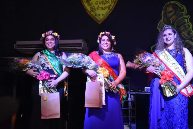 PY101. ASUNCIÓN (PARAGUAY), 28/09/2017. Fotografía del 27 de septiembre de 2017 cedida por el organizador de Miss Gordita 2017, Mike Beras, de la ganadora del concurso, Gabriela Venialgo (d), posando junto a la Primera Princesa, Andrea Pereira (c), y la Segunda Princesa, Alejandra Rojas (i), durante la noche de premiación en una discoteca de Asunción (Paraguay). Venialgo, de 20 años y 103 kilos de peso, disfrutó hoy de su primer día ostentando el titulo Miss Gordita Paraguay 2017, tras ser elegida la reina de ese concurso de belleza que tiene como objeto erradicar la discriminación de las personas obesas o con sobrepeso. EFE/Cortesía Mike Beras/SOLO USO EDITORIAL/NO VENTAS