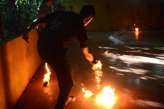 “La recuerda”, como se le denomina también a la celebración que identifica a ese pueblo consiste en un juego en donde dos bandos de jóvenes se lanzan bolas de fuego para darle realce al espectáculo. El único requisito es utilizar ropa húmeda y guantes de lona para evitar quemaduras, según lugareños. Foto por Lissette Monterrosa