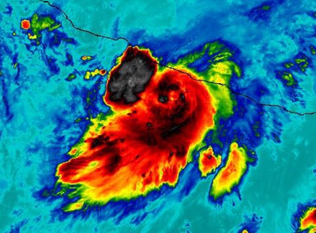 Huracán Max se apresta a tocar tierra en el sur de México