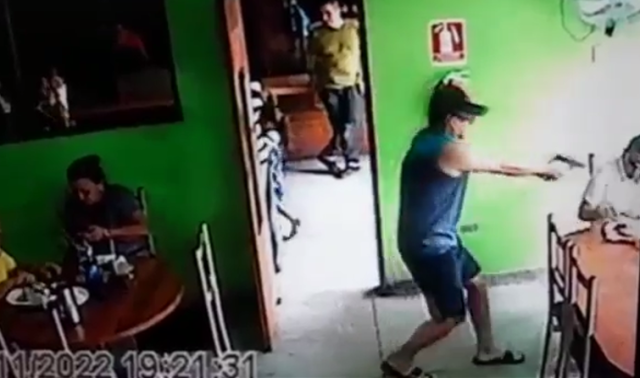 Impactante video!... un sicario abalea a un hombre en un restaurante en  Maracaibo 