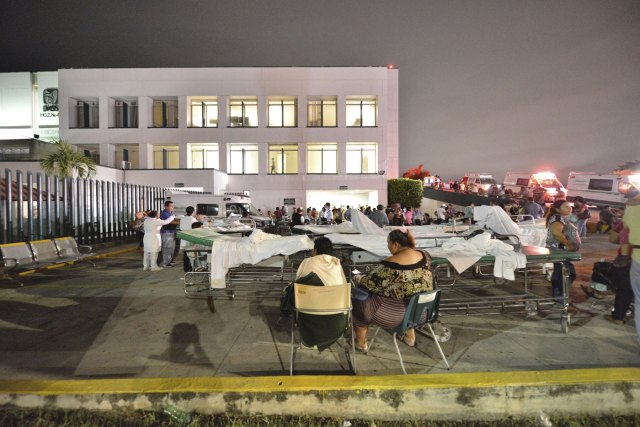 Pacientes y médicos de un hospital en Villahermosa ( México)  .EFE/STR