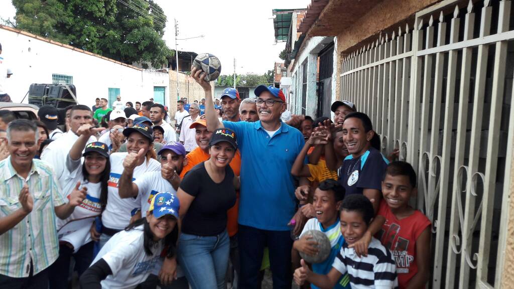 Así fue recibido Ismael Garcia  por los sectores populares del sur de Maracay