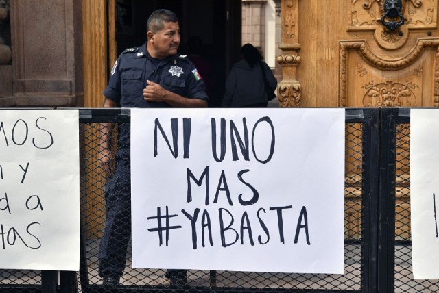 Un policía está de guardia fuera del palacio del gobierno durante una manifestación para exigir justicia para el fotógrafa mexicano asesinado Edgar Daniel Castro en San Luis Potosí, México el 6 de octubre de 2017. Castro fue secuestrado de su casa por hombres armados y fue encontrado muerto el viernes en San Luis Potosí.