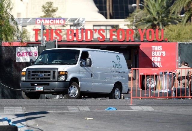 Una furgoneta de la funeraria parte los argumentos del concierto del pueblo de Las Vegas después de que un pistolero solitario se abrió encendido en el festival de música country de la cosecha de la ruta 91 el 2 de octubre de 2017 en Las Vegas, Nevada. El pistolero, identificado como Stephen Paddock, de 64 años, de Mesquite, Nevada, abrió fuego desde una habitación en el piso 32 del Mandalay Bay Resort and Casino en el festival de música, dejando al menos 58 muertos y más de 500 heridos. Según los informes, Paddock se suicidó en la escena. David Becker / Getty Images / AFP