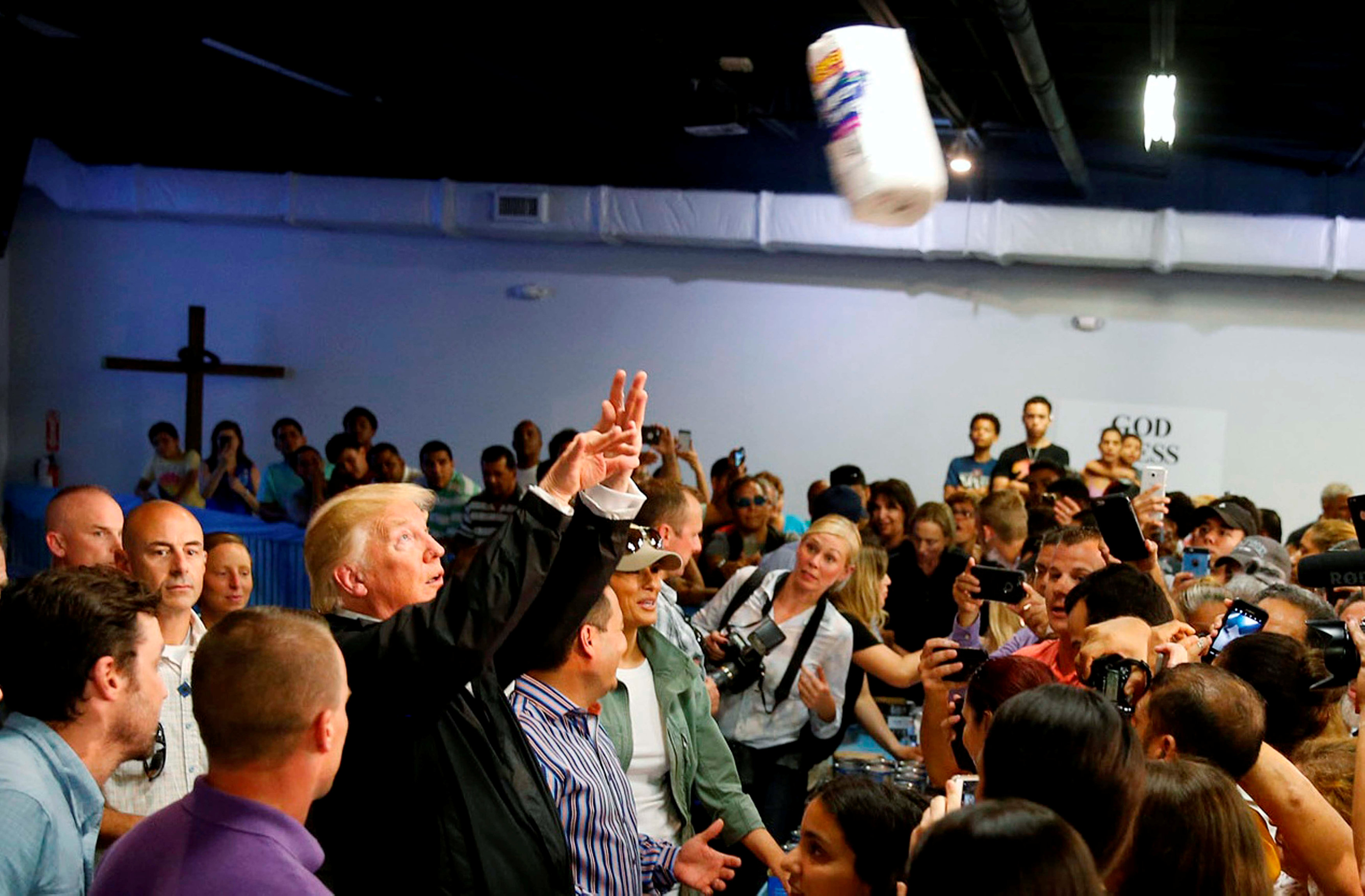 Trump fue a Puerto Rico para lanzarle “papel tualé” a los afectados por María