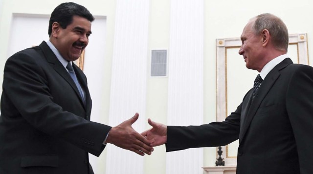 Russian President Vladimir Putin (R) shakes hands with his Venezuelan counterpart Nicolas Maduro during a meeting at the Kremlin in Moscow, Russia October 4, 2017. REUTERS/Yuri Kadobnov/Pool