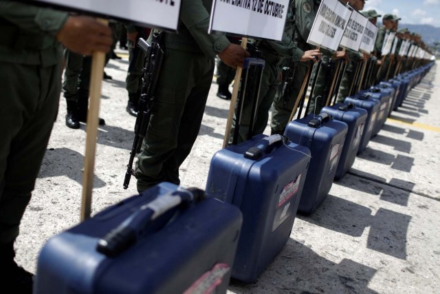 Venezuela's soldiers stand with cases of voting materials during a ceremony ahead of the regional elections which will be held on October 15, in Caracas, Venezuela, October 9, 2017.  REUTERS/Ricardo Moraes