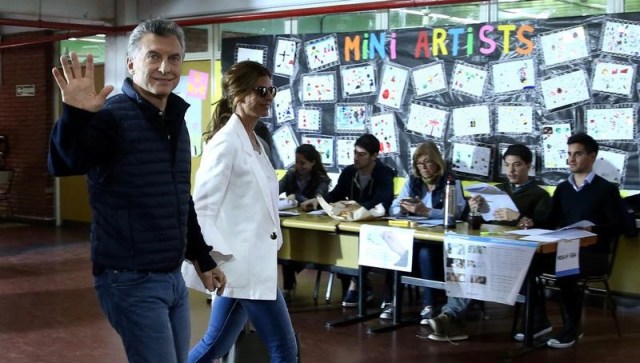 El presidente de Argentina, Mauricio Macri, y la primera dama Juliana Awada dejan un centro de sufragios luego de votar en Buenos Aires, Argentina. 22 de octubre, 2017.  REUTERS/Marcos Brindicci.