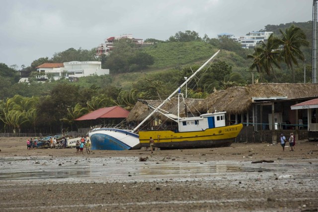 MG5005. RIVAS (NICARAGUA), 06/10/2017. Vista de dos embarcaciones expulsadas por el mar hoy, viernes 06 de octubre de 2017, debido las fuertes lluvias durante el paso de la tormenta Nate, en la bahía de San Juan del Sur, ciudad de Rivas, a unos 140 kilómetros al oeste de Managua (Nicaragua). La tormenta tropical Nate, que azota Centroamérica, dejó hoy un panorama de destrucción en el sur de Nicaragua con carreteras, negocios y viviendas dañadas, además de centenares de árboles caídos. EFE/Jorge Torres