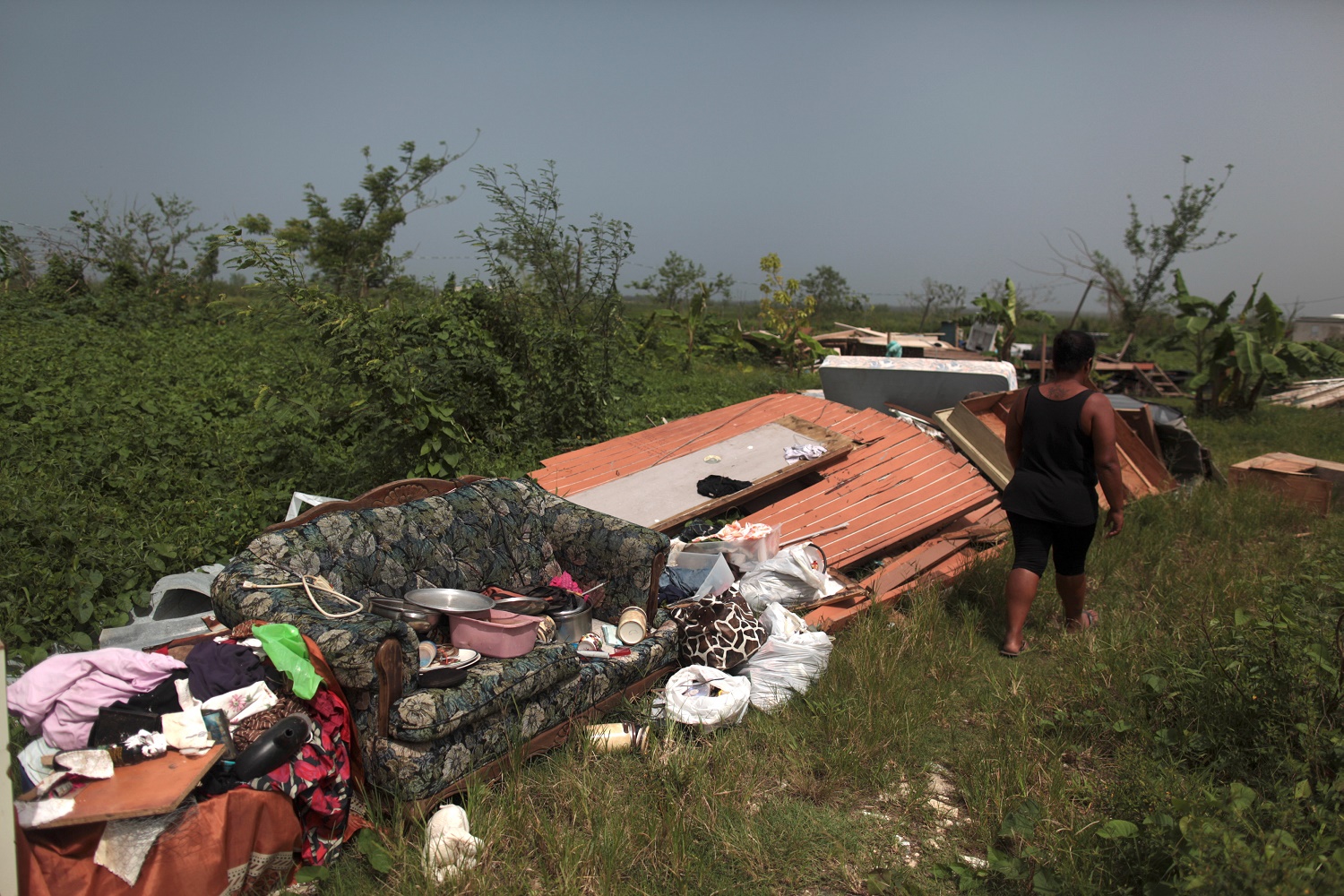 A un mes del huracán, Puerto Rico batalla sin electricidad y con áreas inaccesibles