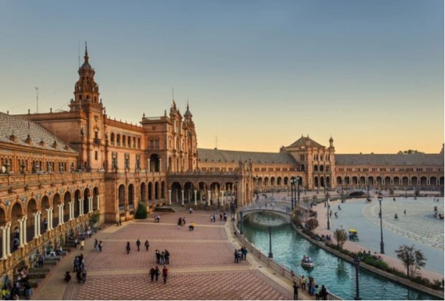 Plaza Mayor de Sevilla al atardecer (Foto: Getty Images)