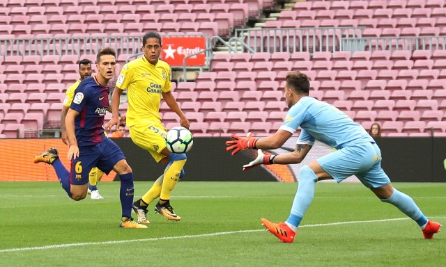 Soccer Football - La Liga Santander - FC Barcelona vs Las Palmas - Camp Nou, Barcelona, Spain - October 1, 2017   Barcelona’s Denis Suarez in action with Las Palmas' Leandro Chichizola and Mauricio Lemos    REUTERS/Albert Gea