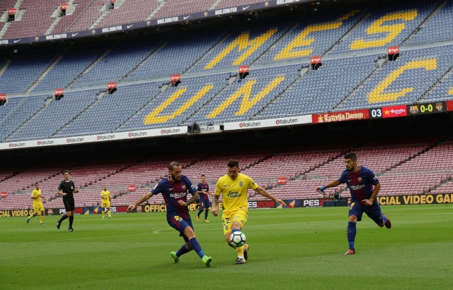 Soccer Football - La Liga Santander - FC Barcelona vs Las Palmas - Camp Nou, Barcelona, Spain - October 1, 2017   General view of Las Palmas' Ximo Navarro in action with Barcelona’s Aleix Vidal infront of an empty stadium as the game is played behind closed doors   REUTERS/Albert Gea