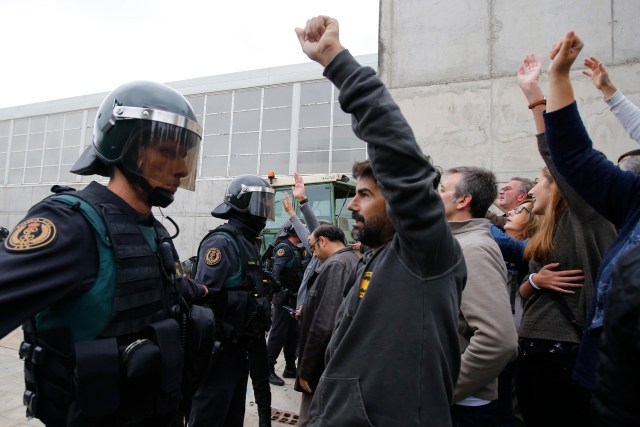 People clash with Spanish Guardia Civil guards outside a polling station in Sant Julia de Ramis, where Catalan president was supposed to vote, on October 1, 2017, on the day of a referendum on independence for Catalonia banned by Madrid. More than 5.3 million Catalans are called today to vote in a referendum on independence, surrounded by uncertainty over the intention of Spanish institutions to prevent this plebiscite banned by justice. / AFP PHOTO / Raymond ROIG