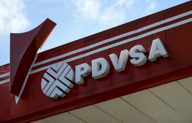 Picture of the logo of Venezuelan state-owned oil company PDVSA, seen at a gas station in Caracas, on November 14, 2017. Venezuela has been declared in "selective default" by Standard and Poor's after failing to make interest payments on bond issues as it tries to refinance its $150 billion foreign debt. / AFP PHOTO / Federico PARRA