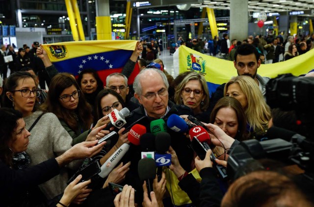 The mayor of Caracas, Antonio Ledezma (C) speaks to journalists upon his arrival to the Barajas Airport on November 18, 2017 in Madrid.  Ledezma arrived from Bogota to Spain on November 18 after escaping house arrest in the Venezuelan capital, after having been accused of conspiracy against the government of Nicolas Maduro.   / AFP PHOTO / OSCAR DEL POZO
