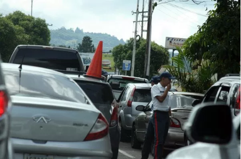 Colas  en San Cristóbal. Diario La Nación  