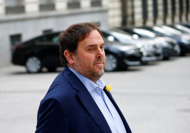 El vicepresidente catalán Oriol Junqueras despidió al Tribunal Superior de España después de ser citado para declarar culpable de rebelión, sedición y uso indebido de fondos públicos por desafiar al gobierno central al celebrar un referéndum sobre secesión y proclamar la independencia, en Madrid, España, el 2 de noviembre. 2017. REUTERS / Javier Barbancho