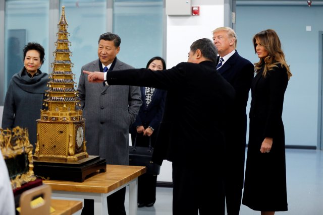 El presidente de EE. UU., Donald Trump, y el presidente chino, Xi Jinping, recorren el laboratorio científico de conservación de la ciudad prohibida de Pekín El presidente de EE. UU., Donald Trump, la primera dama Melania Trump y el presidente chino, Xi Jinping, recorrieron el Laboratorio Científico de Conservación de la Ciudad Prohibida en Beijing, China, el 8 de noviembre de 2017. El carácter chino de la izquierda representa la longevidad. REUTERS / Andy Wong / Pool