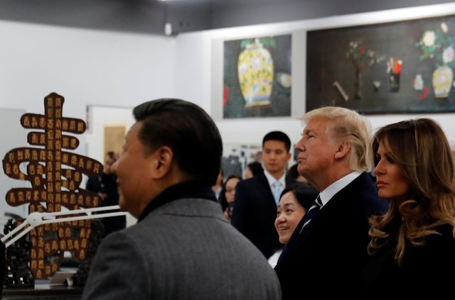 El presidente de EE. UU., Donald Trump, y el presidente chino, Xi Jinping, recorren el laboratorio científico de conservación de la ciudad prohibida de Pekín El presidente de EE. UU., Donald Trump, la primera dama Melania Trump y el presidente chino, Xi Jinping, recorrieron el Laboratorio Científico de Conservación de la Ciudad Prohibida en Beijing, China, el 8 de noviembre de 2017. El carácter chino de la izquierda representa la longevidad. REUTERS / Andy Wong / Pool