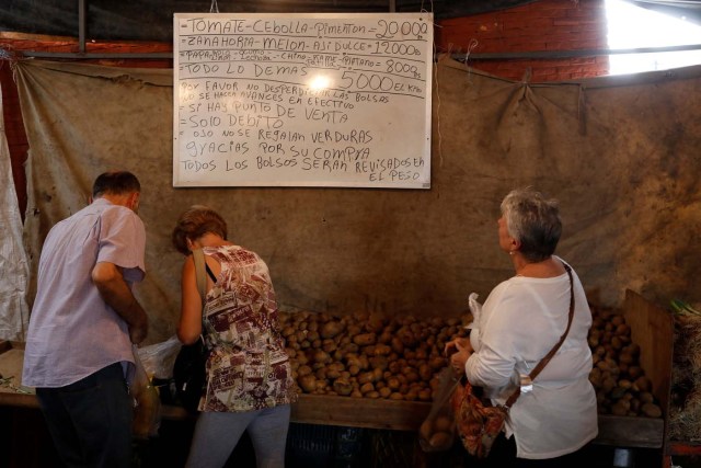 People shop at a vegetable street market in Caracas, Venezuela November 13, 2017. REUTERS/Marco Bello