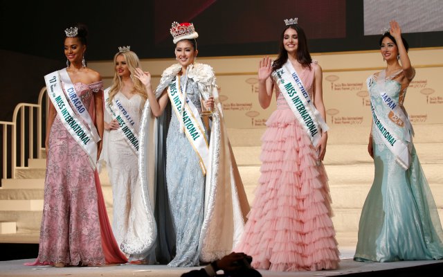 El ganador de la Miss Internacional 2017 Kevin Lilliana en representación de Indonesia, la primera finalista Chanelle Wilhelmina Maria en representación de Curazao, la tercera finalista Amber Dew en representación de Australia, la segunda finalista Diana Macarena Croce Garcia en representación de Venezuela y la cuarta finalista Natsuki Tsutsui en representación de Japón posar en el 57º concurso internacional de belleza Miss en Tokio, Japón, el 14 de noviembre de 2017. REUTERS / Toru Hanai