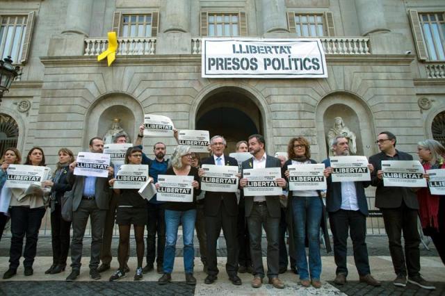 Maria José Lecha de la CUP (i) Xavier Trias del PDeCAT (2i) y Xavier Bosch de ERC (3i) , junto a los demás concejales independentistas del Ayuntamiento de Barcelona, protestan en la pl de Sant Jaume de Barcelona, tras pleno extraordinario , que ha exigido la "excarcelación inmediata de todos los presos políticos", en referencia a los nueve consellers encarcelados y a Jordi Sànchez y Jordi Cuixart, en una declaración institucional que han firmado todos los grupos municipales excepto PSC, Ciudadanos y PP. EFE/Quique García