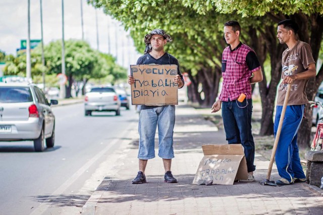 ACOMPAÑA CRÓNICA BRASIL VENEZUELA / BRA03 BOA VISTA (BRASIL), 2/11/2017.- Fotografìa del 01 de noviembre de 2017, de migrantes venezolanos que solicitan trabajo con un cartel en una calle de Boa Vista, en el estado de Roraima (Brasil). Miles de venezolanos dejan su país en busca de una nueva vida en Brasil, en áreas como el estado amazónico de Roraima, una deprimida región del norte que ha pedido ayuda al Gobierno de Michel Temer para afrontar la avalancha de solicitudes de refugio recibidas en el último año. EFE / GILDO JUNIOR