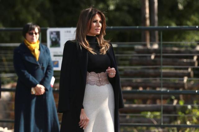  La primera dama de los Estados Unidos, Melania Trump, escucha a niños chinos cantar una canción durante una visita al zoológico de Pekín hoy, viernes 10 de noviembre de 2017, en Pekín (China). El presidente estadounidense, Donald J. Trump, está en una visita de Estado a China del 8 al 10 de noviembre como parte de su tour de 12 días por Asia. EFE/Wu Hong