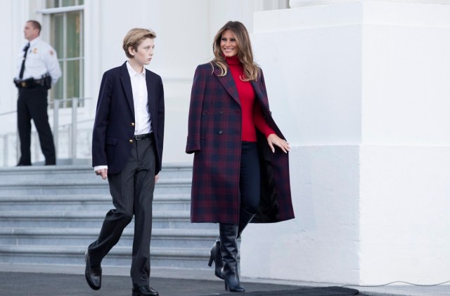 MRX01. WASHINGTON (EE.UU.), 20/11/2017.- La primera dama estadounidense, Melania Trump (d), acompañada de su hijo Barron Trump (i), sale de la Casa Blanca para recibir el Árbol de Navidad que adornará la residencia presidencial a partir de hoy, lunes 20 de noviembre de 2017, en Washington (EE.UU.). EFE/Michael Reynolds