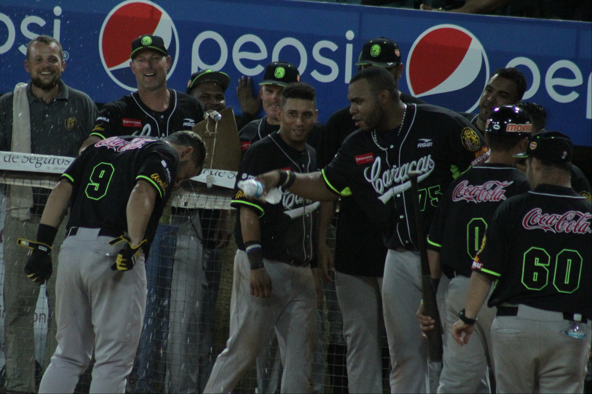 Leones del Caracas cambian a Jesús Aguilar y al “Pollito” Rodríguez a los Tigres de Aragua