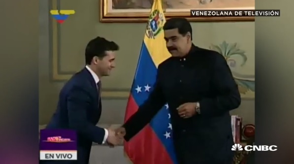 Swanson estrecha la mano a Maduro durante la ceremonia / captura