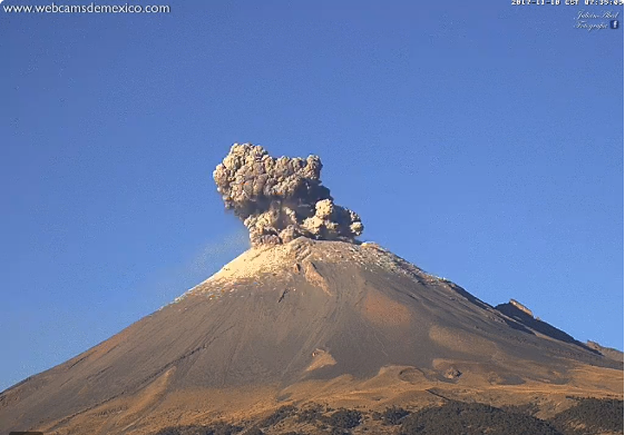 Explosión del Volcán Popocatépetl en México Foto: @webcamsdemexico