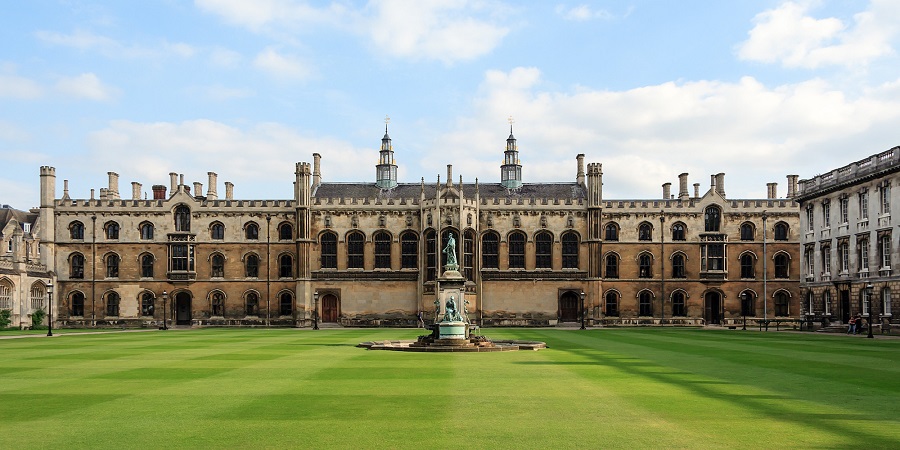 La reacción de una estudiante de la Universidad de Cambridge al ganar un polémico concurso