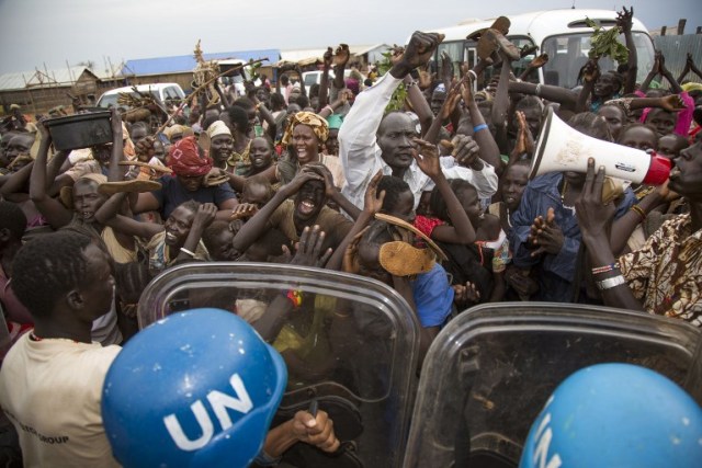 Internally Displaced People (IDP) demonstrate during the visit of the US Ambassador to the United Nations, at the UN Protections of Civilians (PoC) in Juba on October 25, 2017.  Nikki Haley arrived in Juba on October 25, seeking a solution to a nearly four-year conflict that has created a devastating humanitarian crisis. Haley, the most senior official sent to Africa by the Trump administration, is on a tour that has also taken her to Ethiopia and will include Democratic Republic of Congo.  / AFP PHOTO / Albert Gonzalez Farran / AFP / Albert Gonzalez Farran