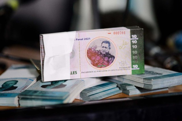 Stacks of bills of the new local community currency, the panal, launched in the "23 de Enero" working-class neighbourhood in Caracas, are seen at the BanPanal communal bank on December 15, 2017. A collective in a hilltop shantytown in Caracas created its own currency, the panal, in an attempt to fight chronic shortages of cash in inflation-ridden Venezuela. The currency can be exchanged locally for staples like sugar, rice (produced in the neighborhood itself), and bread. / AFP PHOTO / FEDERICO PARRA