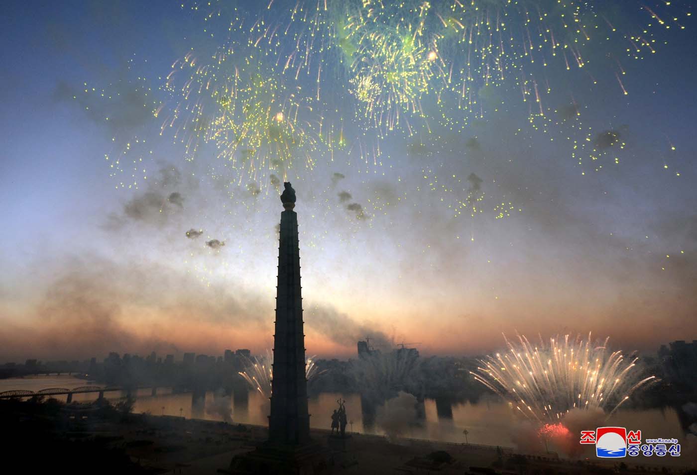 Corea del Norte celebró con bailes y fuegos artificiales el lanzamiento de misil (fotos)