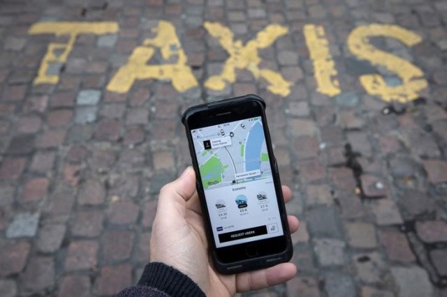 La aplicación Uber se muestra en un teléfono móvil en Londres, Gran Bretaña, Noviembre 10, 2017. REUTERS/Simon Dawson