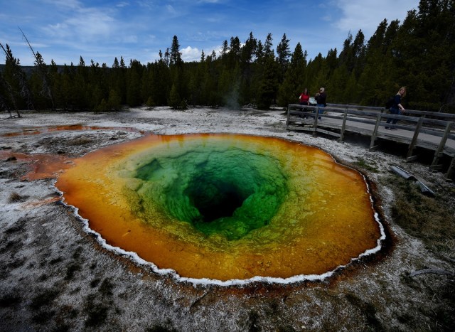 Turistas visitan la fuente termal Morning Glory en la cuenca superior del géiser del parque nacional de Yellowstone en Wyoming, EE.UU., el 14 de mayo de 2016.