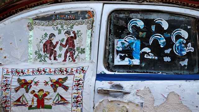 El auto ha sido decorado por la hija de Al Malahim con coloridas sábanas bordadas a mano y almohadas con diseños tradicionales.