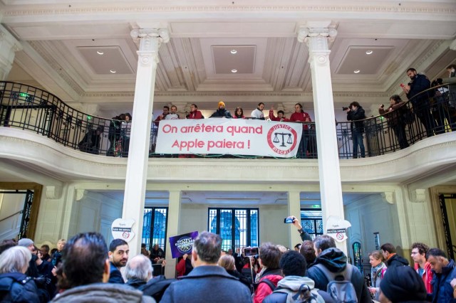 Paris (France), 02/12/2017.- Activists of ATTAC, an anti-globalization organization, hold a banner reading 'We will stop when Apple will pay', in an Apple store to denounce the tax evasion used, according to them, by the American electronics group in Paris, France, 02 December 2017. (Protestas, Francia) EFE/EPA/CHRISTOPHE PETIT TESSON