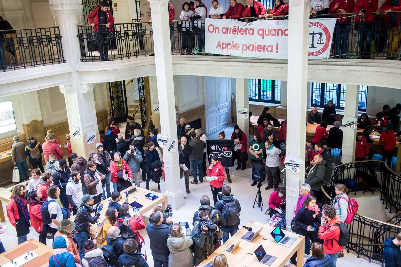 Manifestantes toman tienda de Apple en París (fotos)