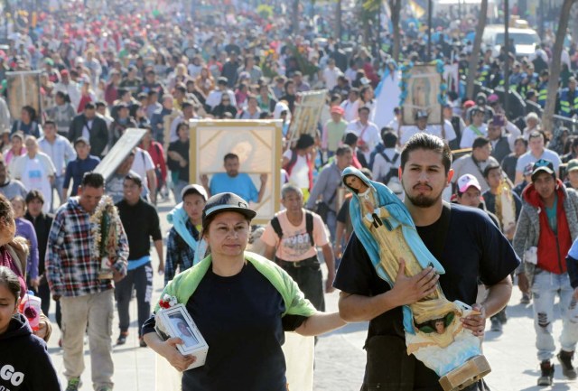 MEX24. CIUDAD DE MÉXICO (MÉXICO), 11/12/2017.- Miles de peregrinos llegan hoy, lunes 11 de diciembre de 2017, a la Basílica de Guadalupe para la conmemoración a la virgen morena, una celebración que se realiza el 12 de diciembre y en la que se espera la asistencia de ocho millones de personas en Ciudad de México (México). Los asistentes que provienen de diferentes estados y otros países latinoamericanos llenan las calles que conducen al templo en honor a la Guadalupana, para conmemorar sus apariciones al indígena Juan Diego en 1531, la última el 12 de diciembre de aquel año. EFE/Mario Guzmán