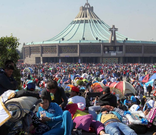 MEX27. CIUDAD DE MÉXICO (MÉXICO), 11/12/2017.- Miles de peregrinos llegan hoy, lunes 11 de diciembre de 2017, a la Basílica de Guadalupe para la conmemoración a la virgen morena, una celebración que se realiza el 12 de diciembre y en la que se espera la asistencia de ocho millones de personas en Ciudad de México (México). Los asistentes que provienen de diferentes estados y otros países latinoamericanos llenan las calles que conducen al templo en honor a la Guadalupana, para conmemorar sus apariciones al indígena Juan Diego en 1531, la última el 12 de diciembre de aquel año. EFE/Mario Guzmán